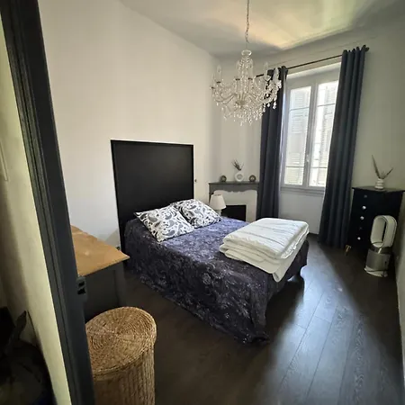 Bourgeois à 5 Min à Pied Du Centre Appartamento *