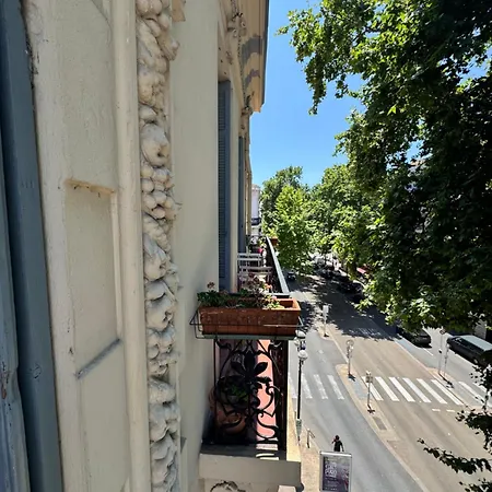 Bourgeois A 5 Min A Pied Du Centre شقة